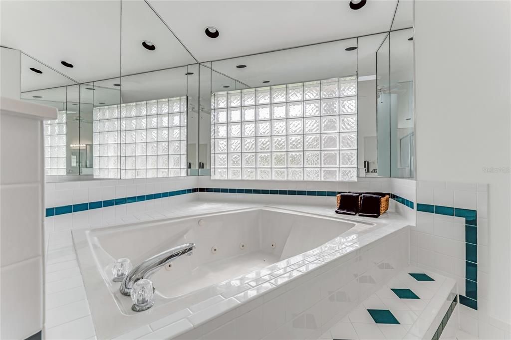 合同活跃: $649,000 (3 贝兹, 2 浴室, 2769 平方英尺)