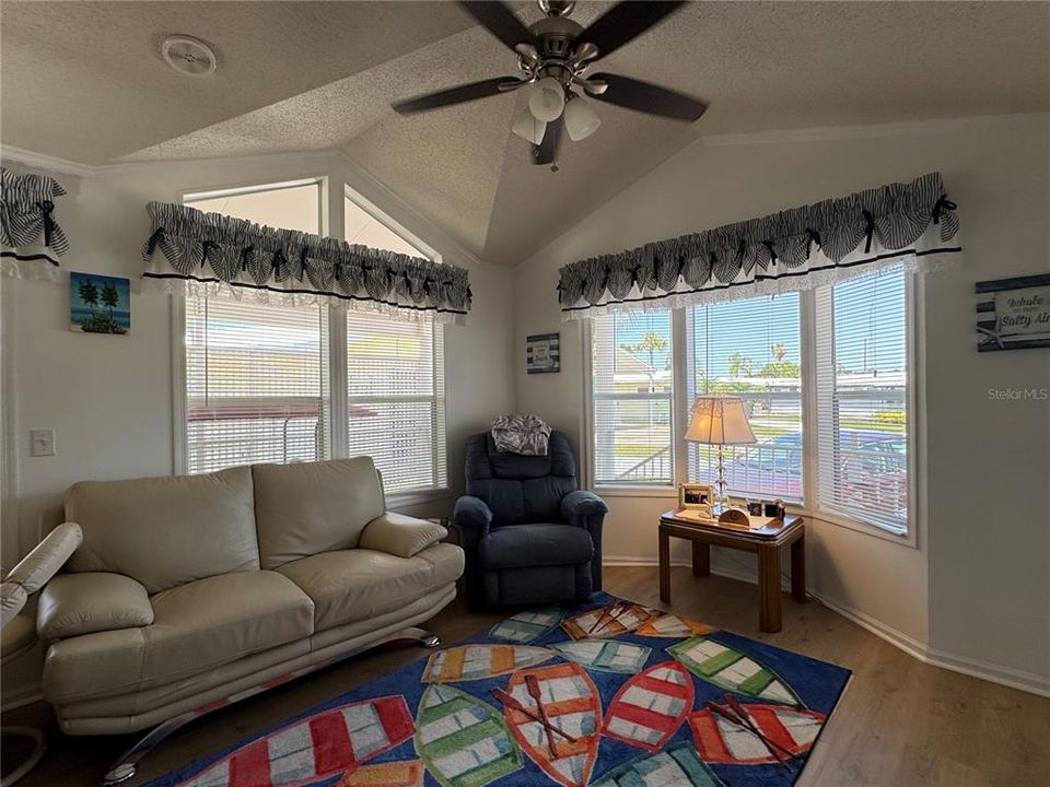 待售: $179,000 (2 贝兹, 1 浴室, 802 平方英尺)