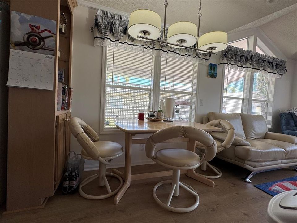 待售: $179,000 (2 贝兹, 1 浴室, 802 平方英尺)