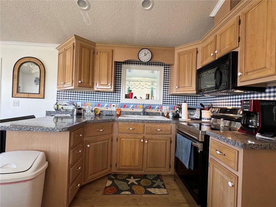 待售: $179,000 (2 贝兹, 1 浴室, 802 平方英尺)