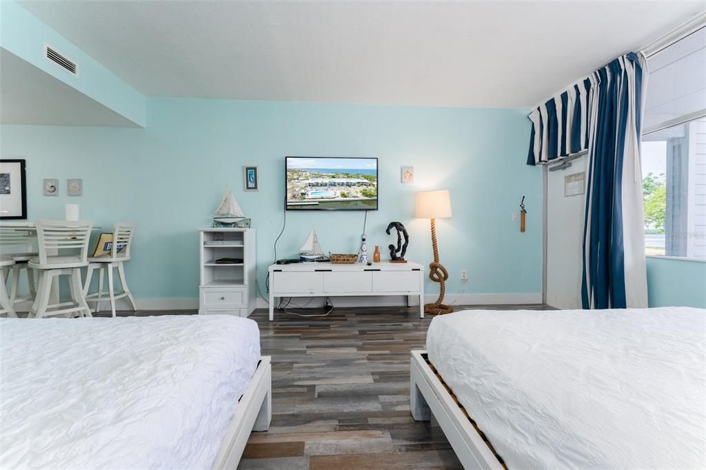 For Sale: $164,000 (1 beds, 1 baths, 464 Square Feet)