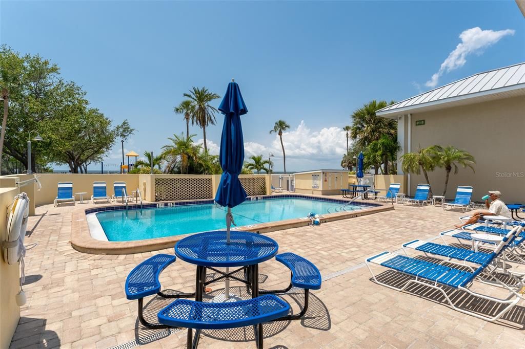 For Sale: $164,000 (1 beds, 1 baths, 464 Square Feet)