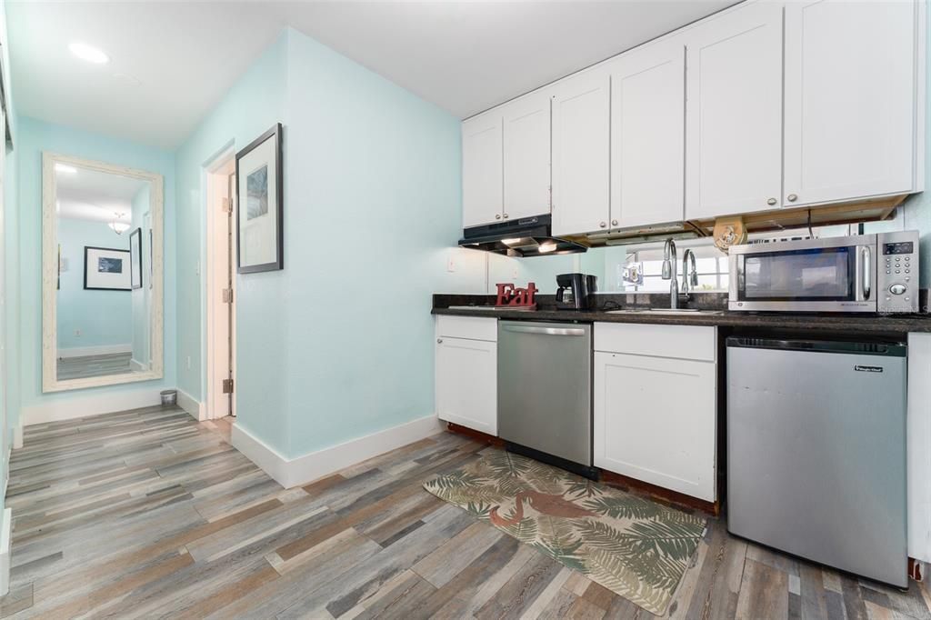 For Sale: $164,000 (1 beds, 1 baths, 464 Square Feet)