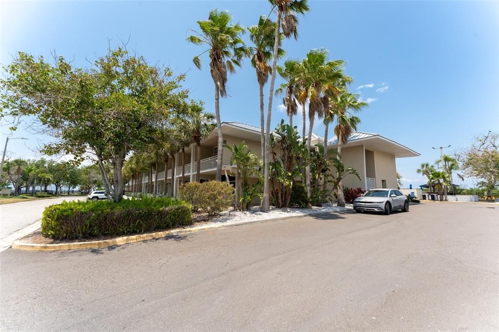 For Sale: $164,000 (1 beds, 1 baths, 464 Square Feet)