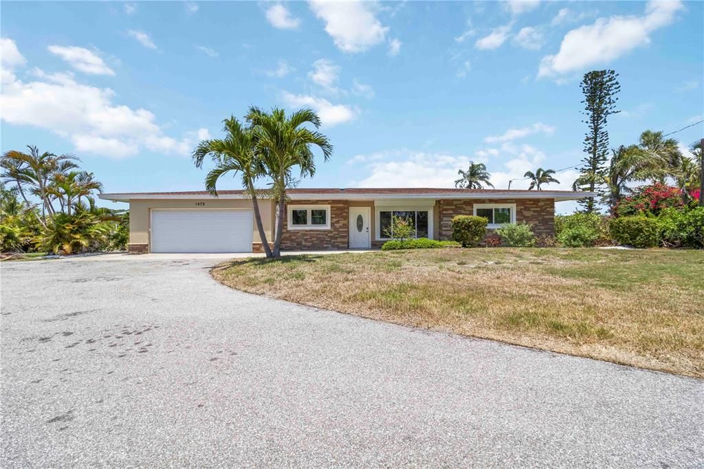 For Sale: $1,550,000 (3 beds, 2 baths, 2302 Square Feet)