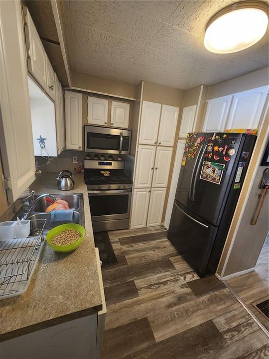 Active With Contract: $135,000 (2 beds, 2 baths, 1130 Square Feet)