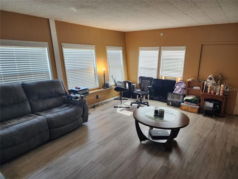 Active With Contract: $135,000 (2 beds, 2 baths, 1130 Square Feet)