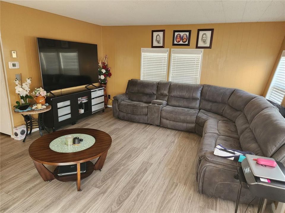 Active With Contract: $135,000 (2 beds, 2 baths, 1130 Square Feet)