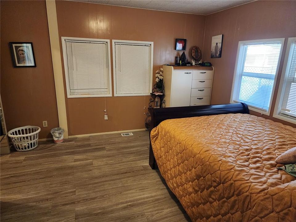 Active With Contract: $135,000 (2 beds, 2 baths, 1130 Square Feet)