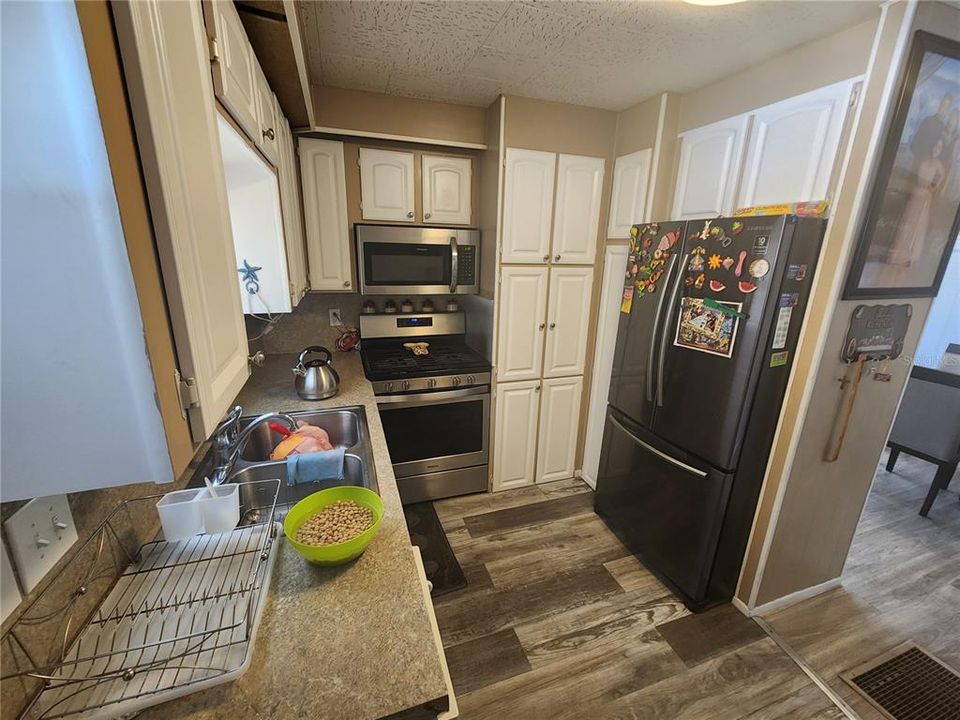 Active With Contract: $135,000 (2 beds, 2 baths, 1130 Square Feet)