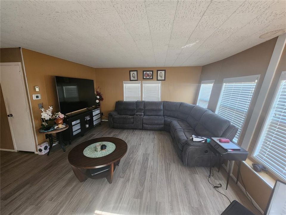 Active With Contract: $135,000 (2 beds, 2 baths, 1130 Square Feet)