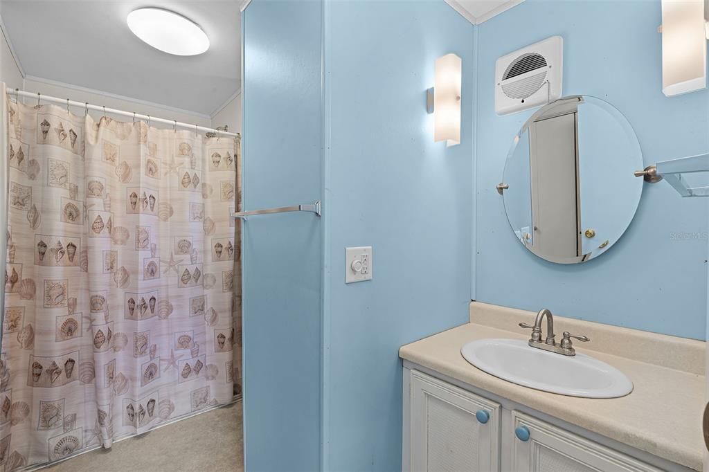 For Sale: $99,900 (2 beds, 2 baths, 1117 Square Feet)