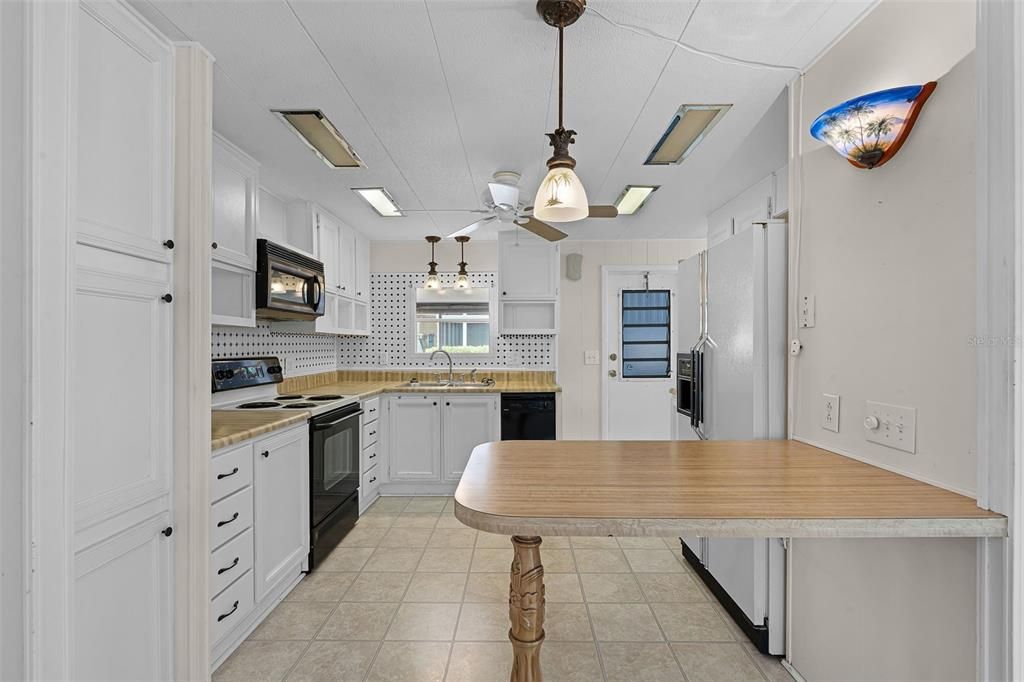 For Sale: $99,900 (2 beds, 2 baths, 1117 Square Feet)