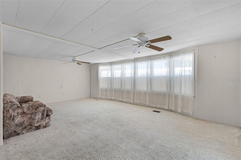 For Sale: $99,900 (2 beds, 2 baths, 1117 Square Feet)