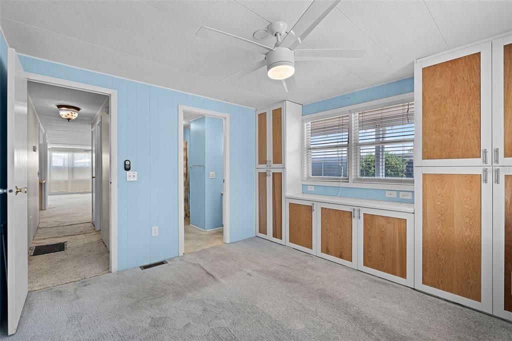 For Sale: $99,900 (2 beds, 2 baths, 1117 Square Feet)