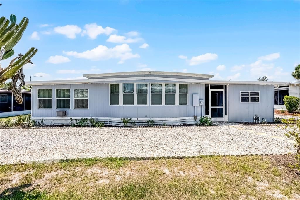 For Sale: $99,900 (2 beds, 2 baths, 1117 Square Feet)