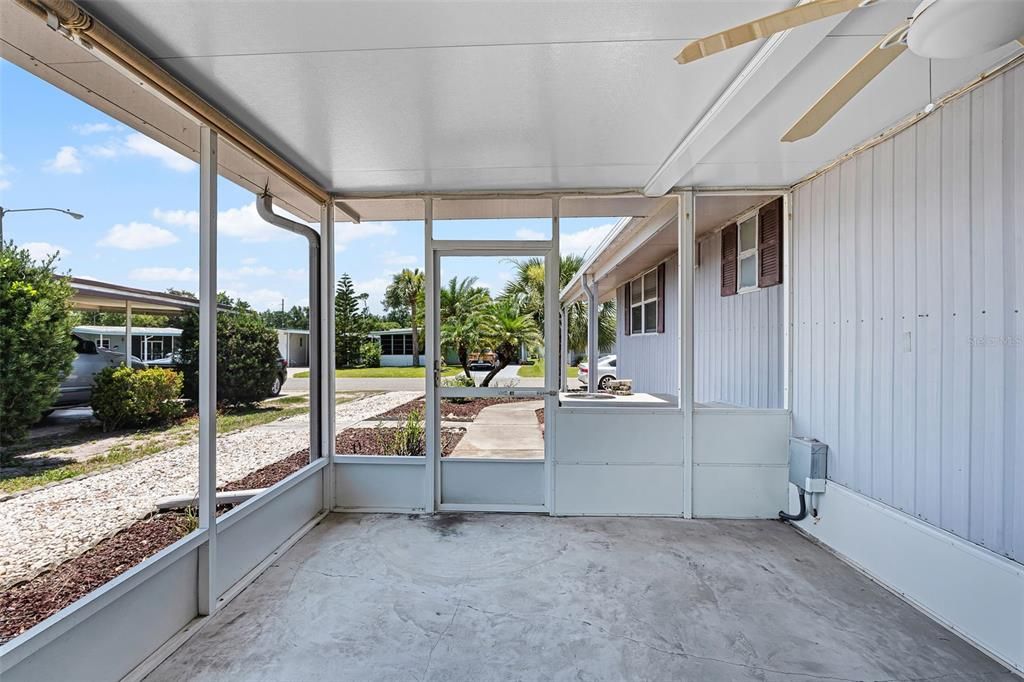 For Sale: $99,900 (2 beds, 2 baths, 1117 Square Feet)