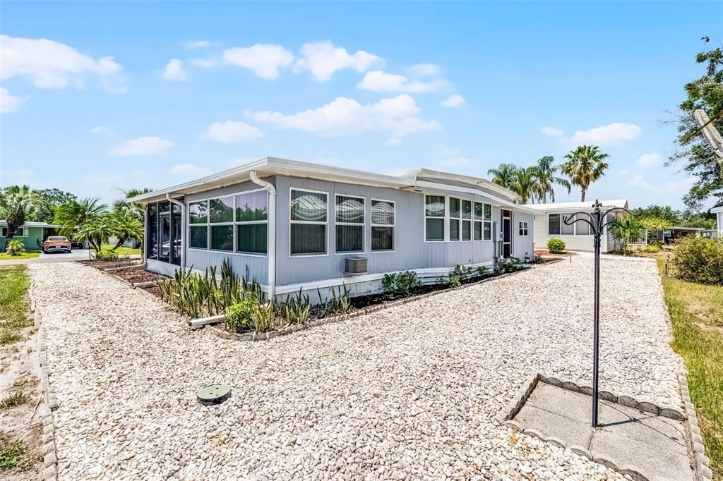 For Sale: $99,900 (2 beds, 2 baths, 1117 Square Feet)