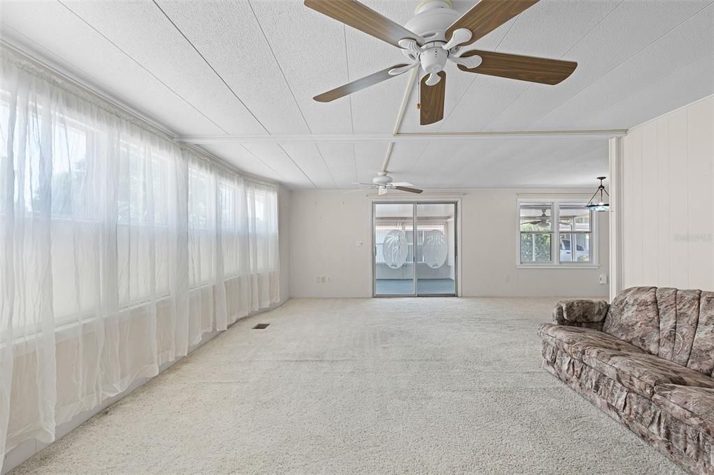 For Sale: $99,900 (2 beds, 2 baths, 1117 Square Feet)