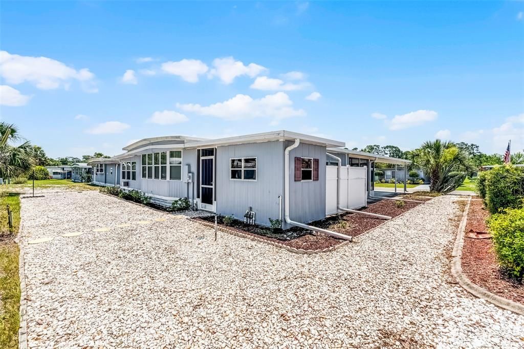 For Sale: $99,900 (2 beds, 2 baths, 1117 Square Feet)