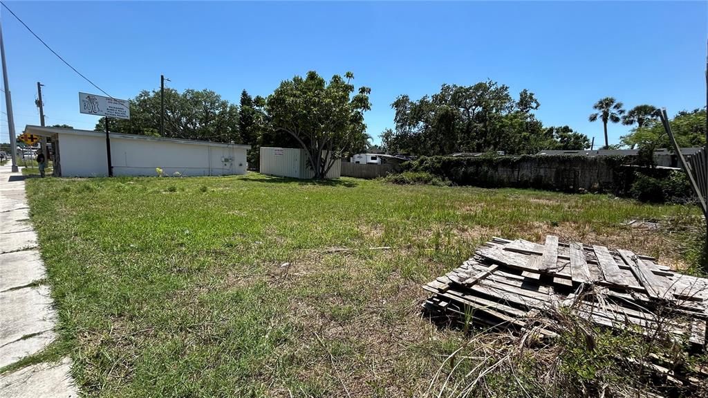 На продажу: $99,900 (0.14 acres)