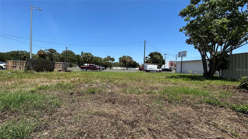 На продажу: $99,900 (0.14 acres)