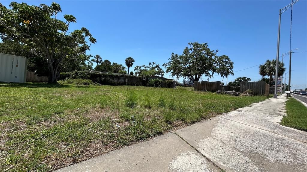 На продажу: $99,900 (0.14 acres)