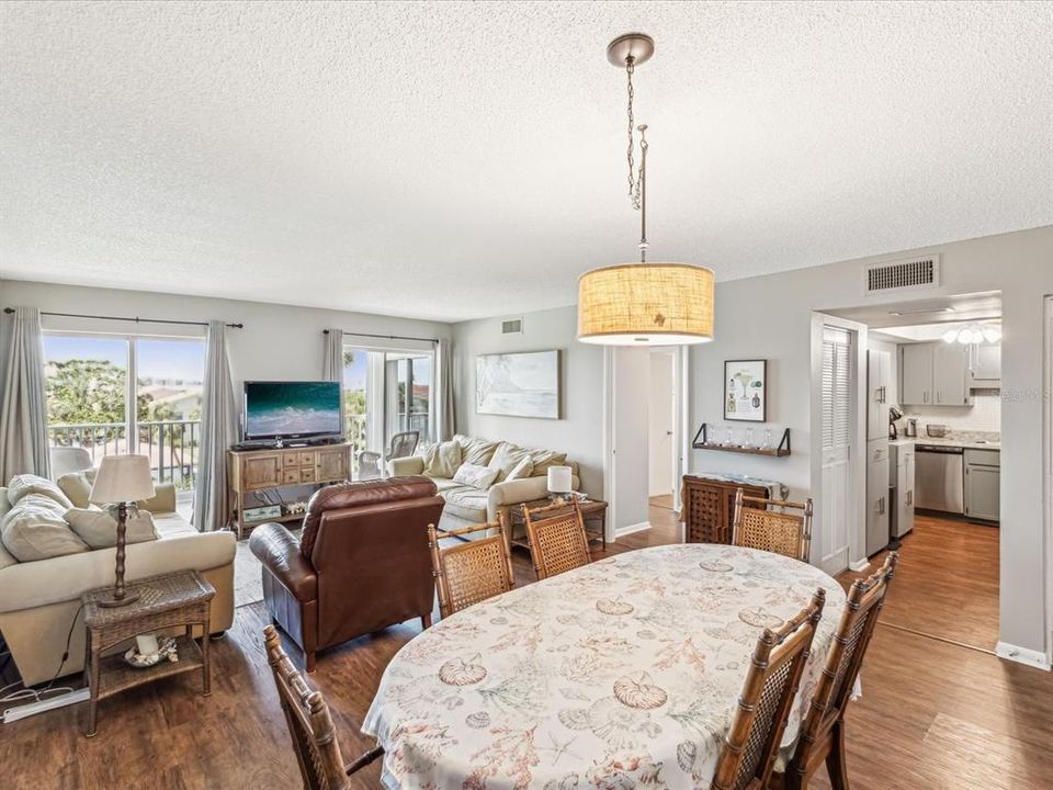 待售: $314,000 (2 贝兹, 2 浴室, 1100 平方英尺)