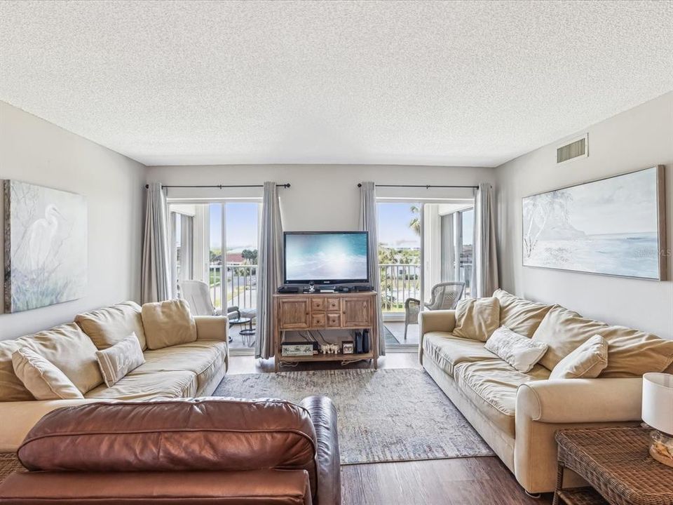 待售: $314,000 (2 贝兹, 2 浴室, 1100 平方英尺)