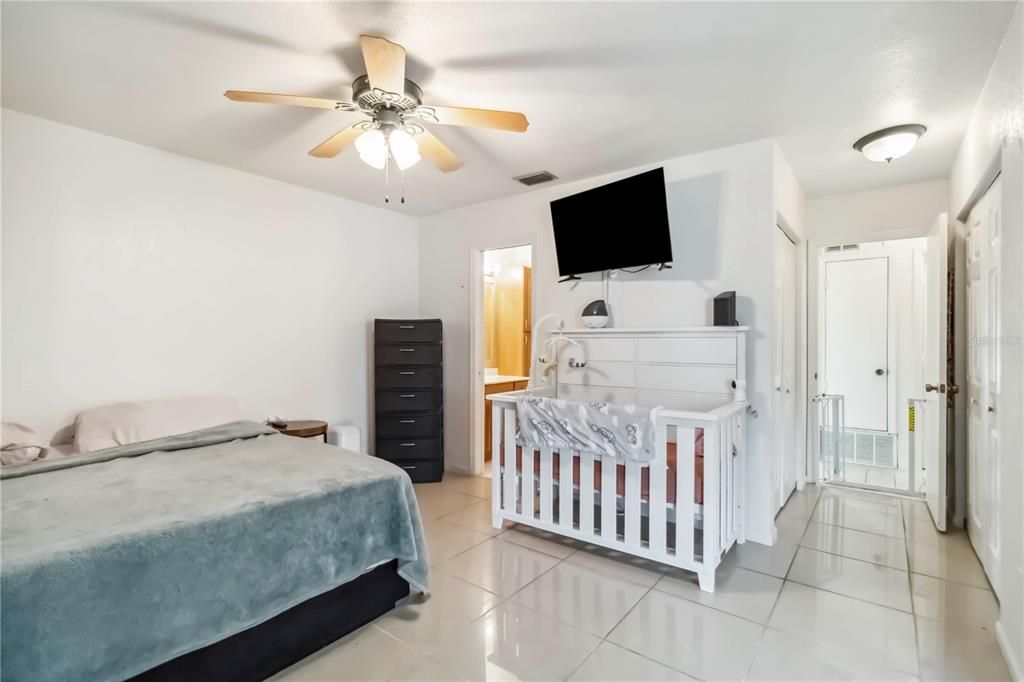 Activo con contrato: $180,000 (2 camas, 2 baños, 905 Pies cuadrados)