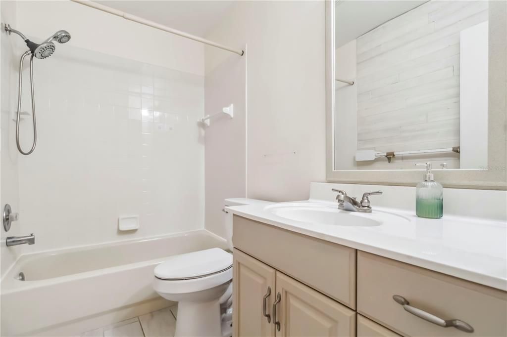 Activo con contrato: $180,000 (2 camas, 2 baños, 905 Pies cuadrados)