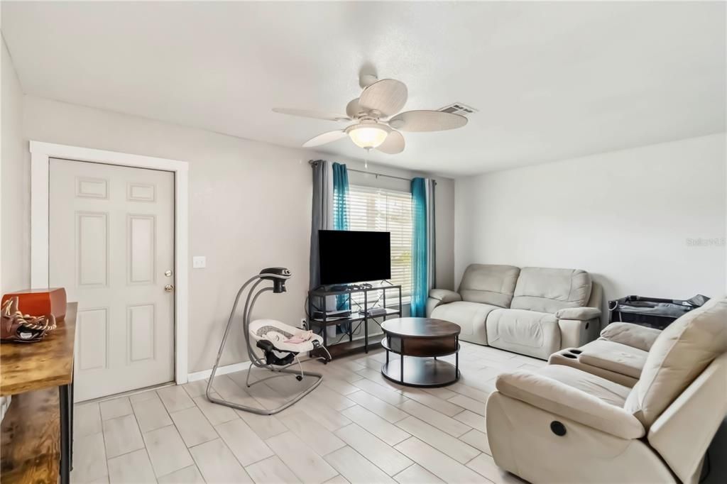 Activo con contrato: $180,000 (2 camas, 2 baños, 905 Pies cuadrados)