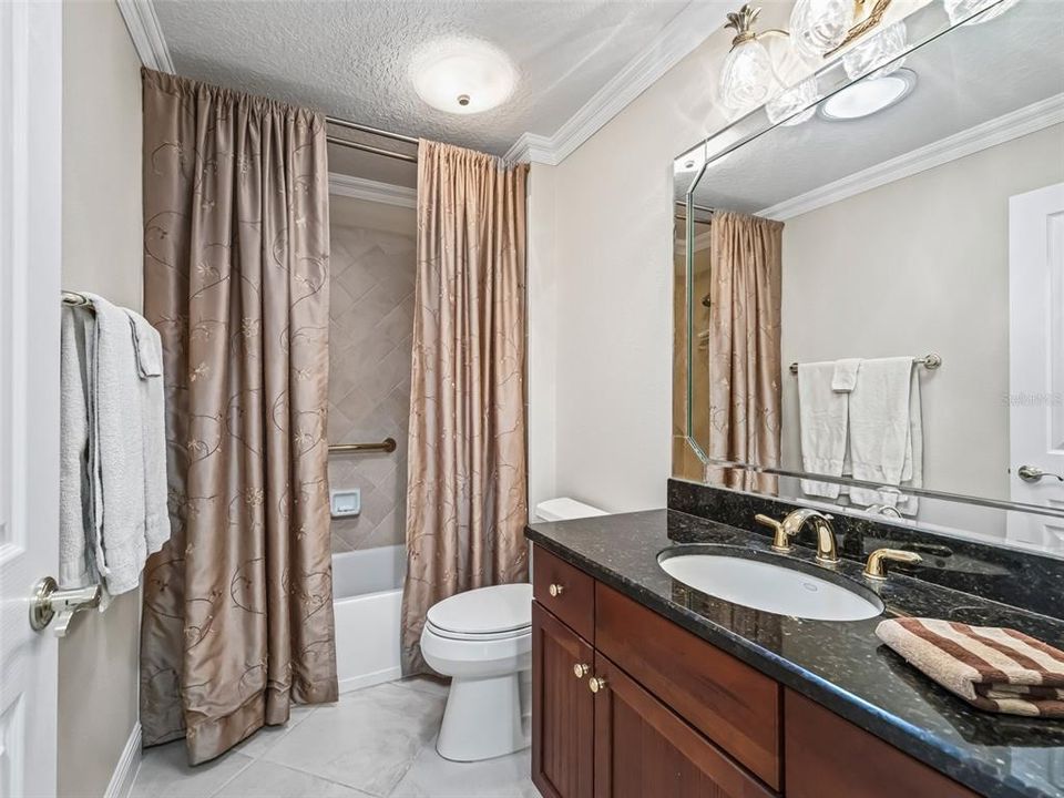 Activo con contrato: $549,500 (3 camas, 2 baños, 2000 Pies cuadrados)