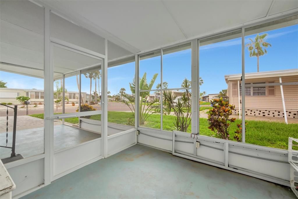 For Sale: $189,000 (2 beds, 2 baths, 732 Square Feet)