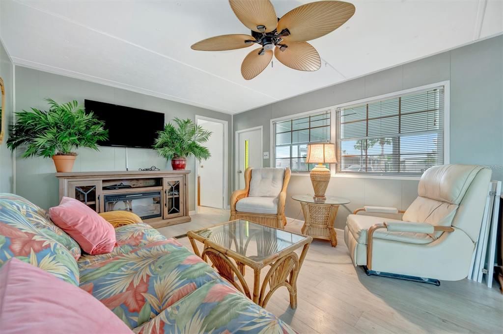 For Sale: $189,000 (2 beds, 2 baths, 732 Square Feet)