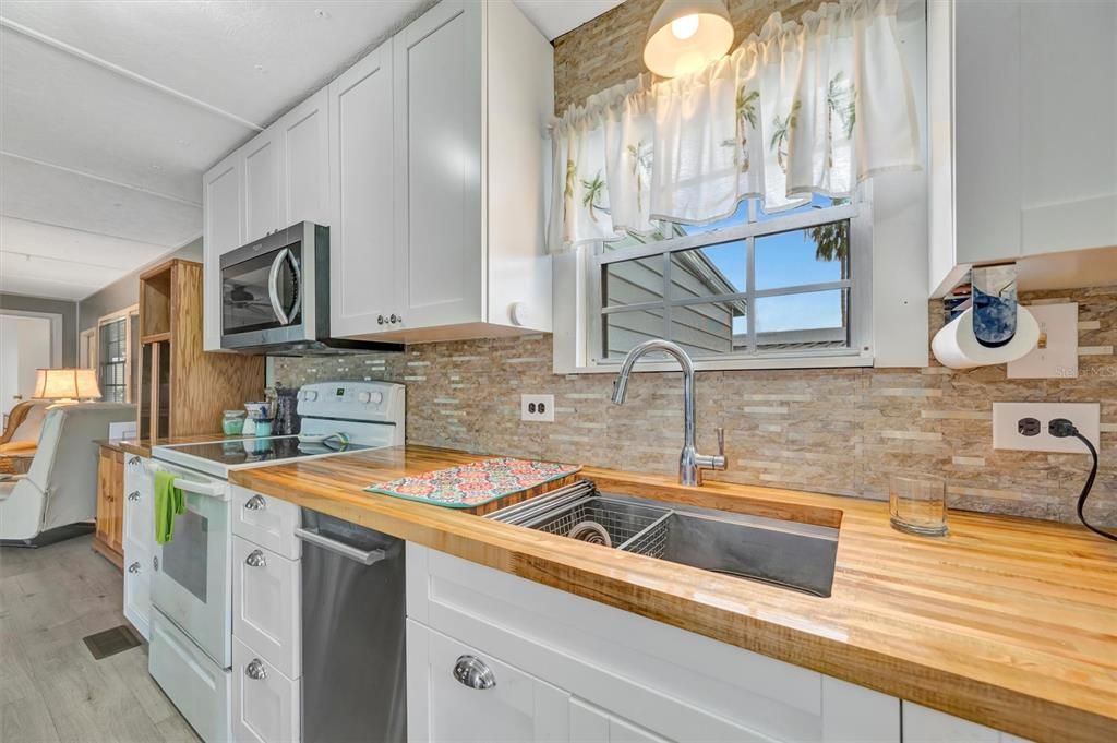 For Sale: $189,000 (2 beds, 2 baths, 732 Square Feet)
