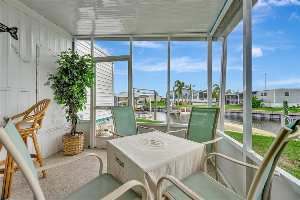 For Sale: $189,000 (2 beds, 2 baths, 732 Square Feet)