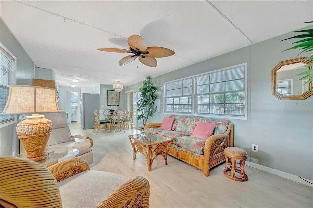 For Sale: $189,000 (2 beds, 2 baths, 732 Square Feet)