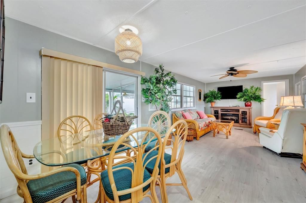 For Sale: $189,000 (2 beds, 2 baths, 732 Square Feet)