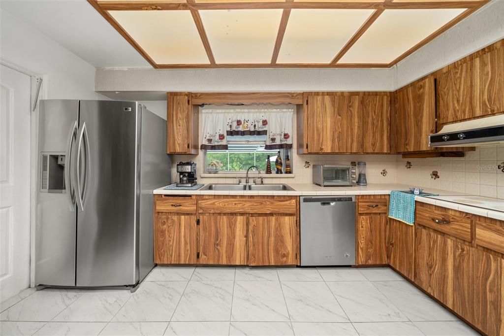 For Sale: $354,000 (3 beds, 3 baths, 2213 Square Feet)