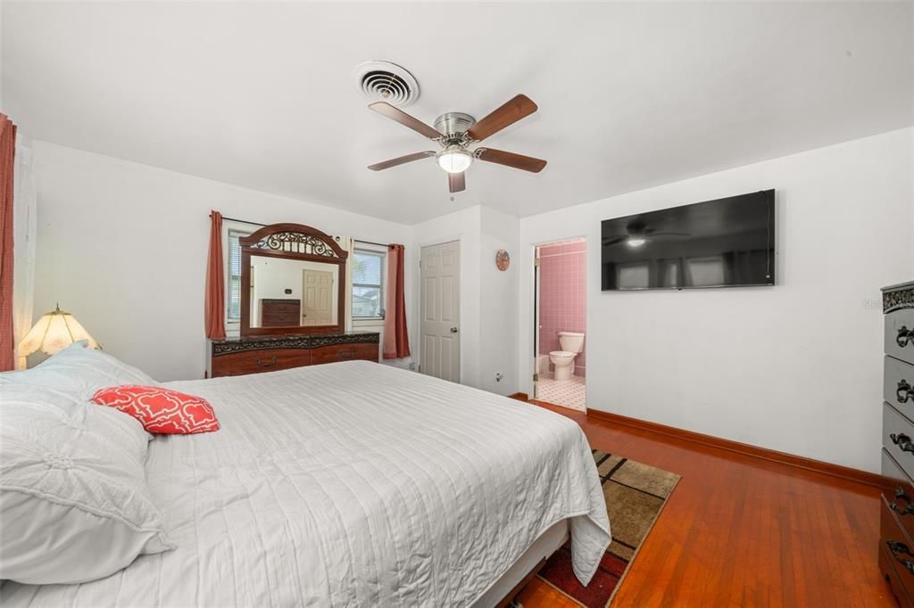 For Sale: $354,000 (3 beds, 3 baths, 2213 Square Feet)