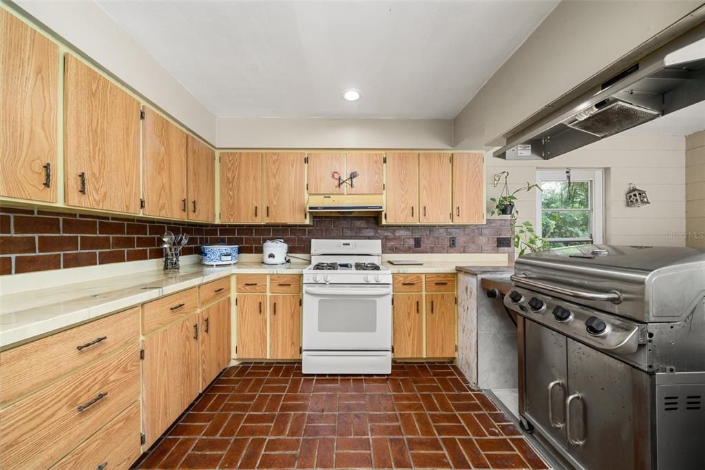 For Sale: $354,000 (3 beds, 3 baths, 2213 Square Feet)