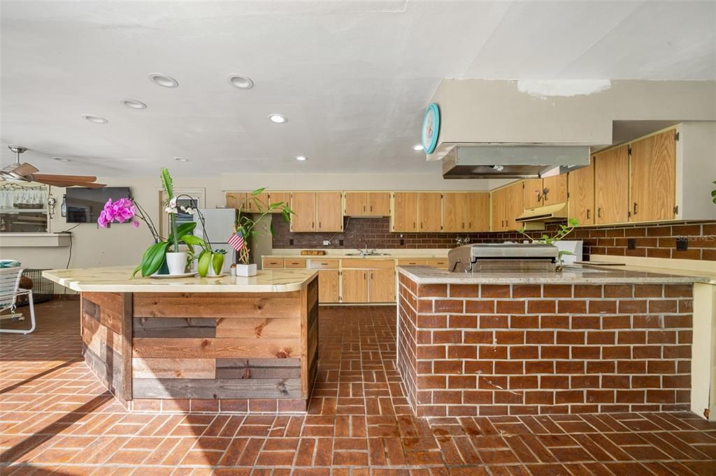 For Sale: $354,000 (3 beds, 3 baths, 2213 Square Feet)