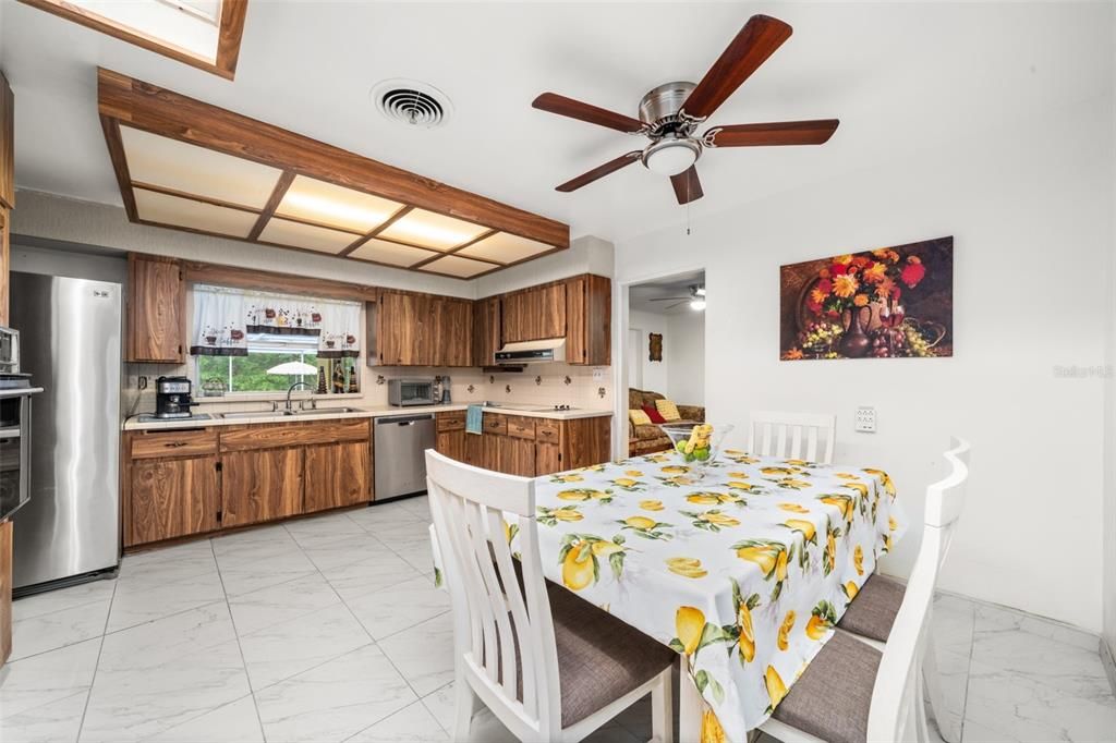 For Sale: $354,000 (3 beds, 3 baths, 2213 Square Feet)