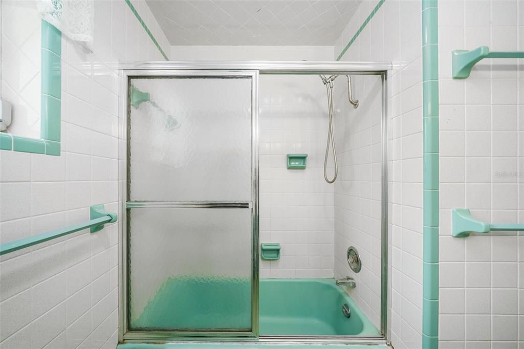 For Sale: $354,000 (3 beds, 3 baths, 2213 Square Feet)