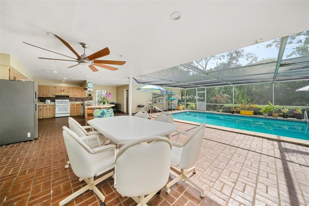 For Sale: $354,000 (3 beds, 3 baths, 2213 Square Feet)