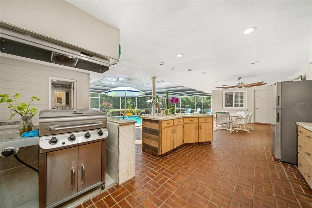 For Sale: $354,000 (3 beds, 3 baths, 2213 Square Feet)