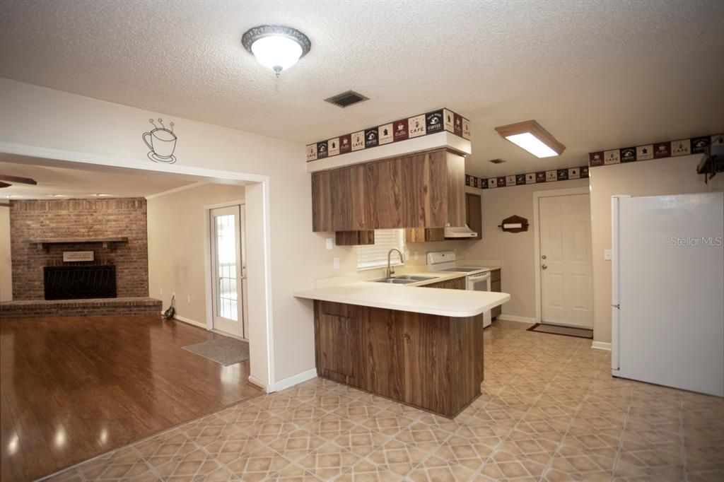 待售: $650,000 (3 贝兹, 2 浴室, 1904 平方英尺)