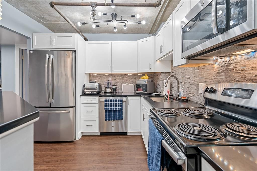 For Sale: $310,000 (2 beds, 2 baths, 1250 Square Feet)