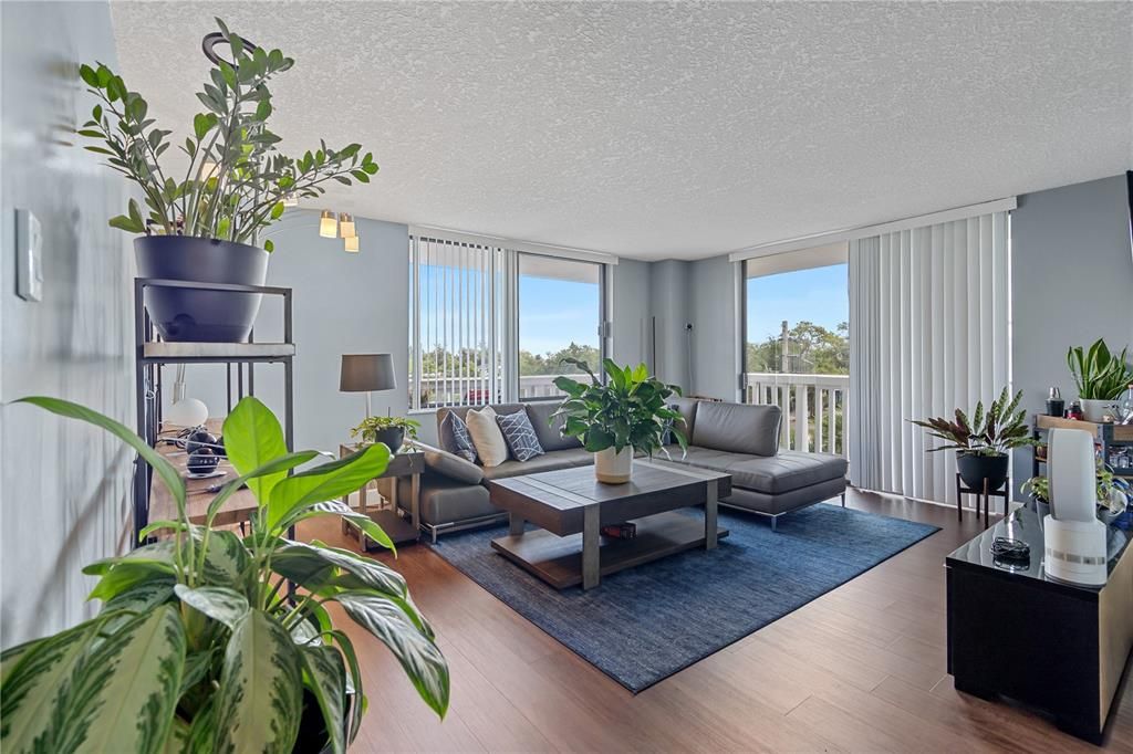 For Sale: $310,000 (2 beds, 2 baths, 1250 Square Feet)